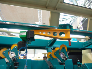 Tool changing crane