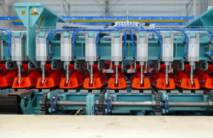 8 pneumatic top pressure bars per 2m segment with 8 pneumatic cylinders at the front and at the back