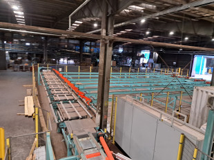 6.	Rollcase conveyor with side sweep lug chain