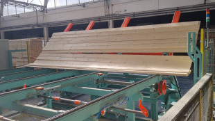 1. Tilt hoist for de-stacking of timber