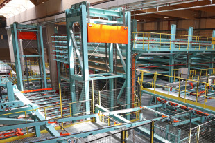 Lifting conveyor for longitudinal layer panels