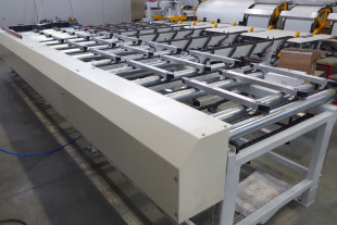 Side sweep chains with ending roller conveyor