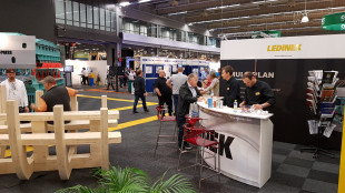 Besucher am Ledinek Messestand