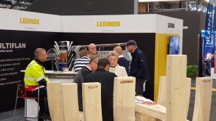 Besucher am Ledinek Messestand