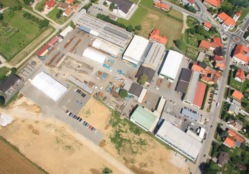 Цеха и территория компании Ledinek Engineering расположены на бывшей территории фирмы Atmos по производству кран-балок.