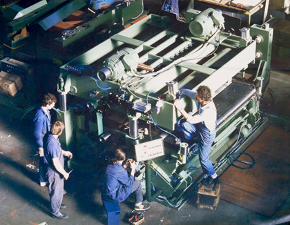 Assembling the Superles 2500 machine for a German customer, Hoče 1991.